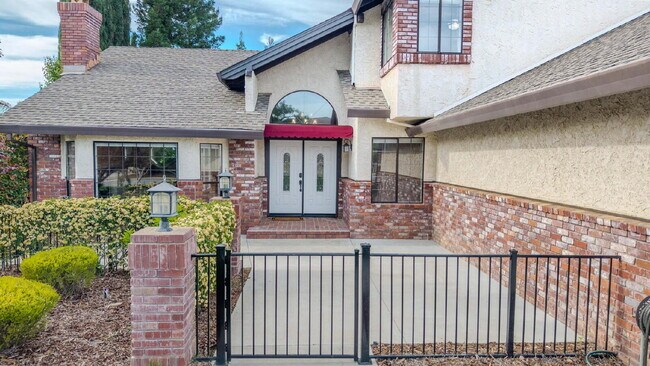 Building Photo - Gorgeous Executive Level Home 4 beds 3 baths close to hospitals and courthouse