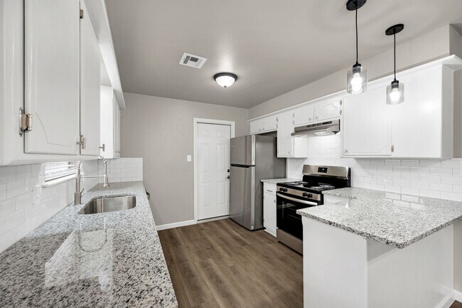 Building Photo - 509 NE Cimarron Cir