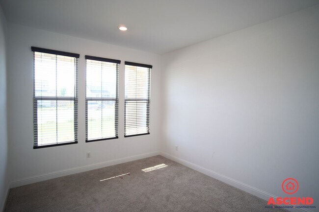 Building Photo - Newly Built Home with Solar in Gossamer Grove!