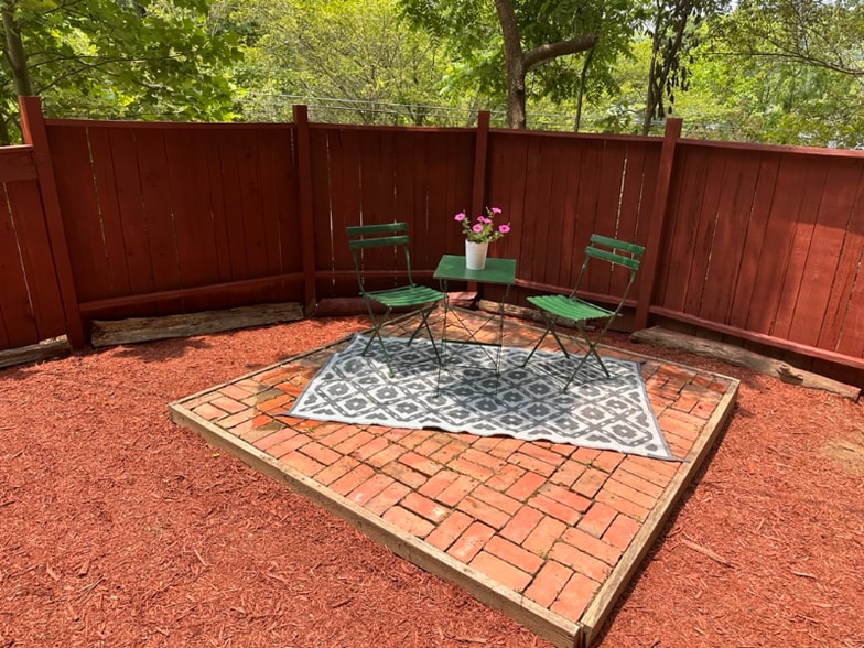 Building Photo - 224 E Deep Creek Rd