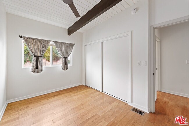 Building Photo - 1042 Olancha Dr