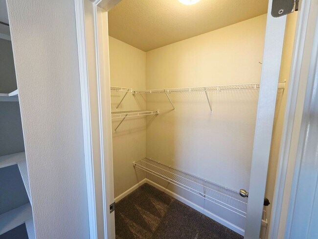 Building Photo - Charming 3 bedroom Townhome