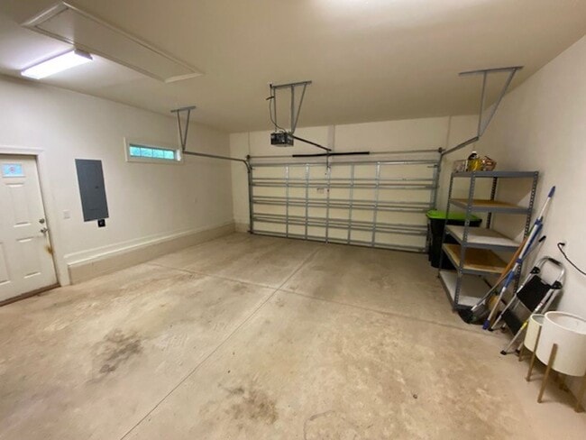 Building Photo - Beautiful Fully Furnished 3 bed 2 bath hom...