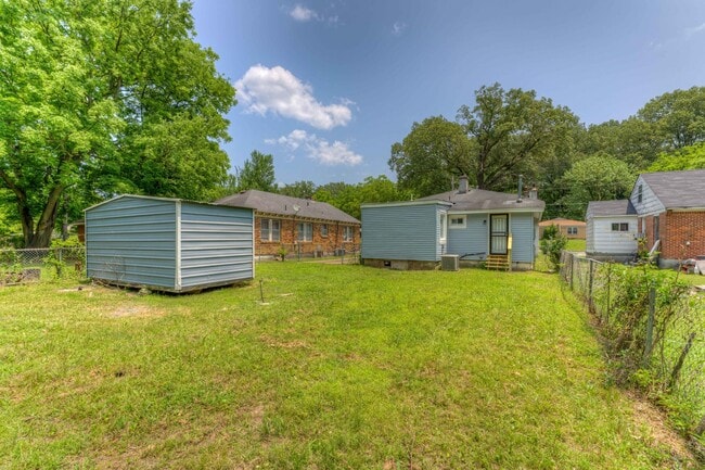 Building Photo - Beautiful renovation with master suite!