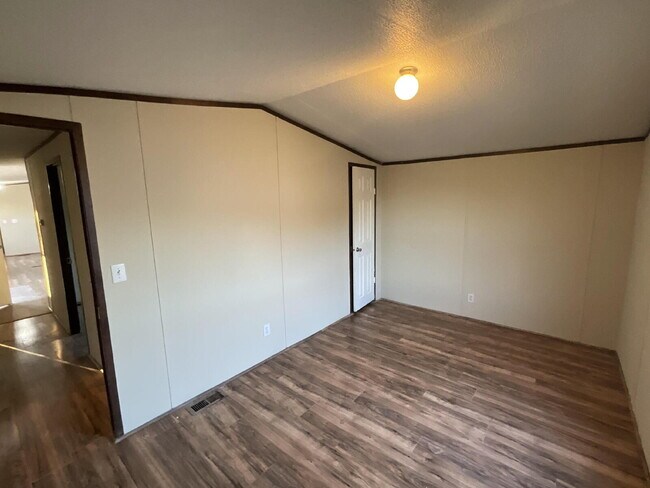 Building Photo - Charming 3-Bed, 2-Bath Retreat: Spacious 1216 Sq Ft Mobile Home in Peaceful Brazoria, TX!