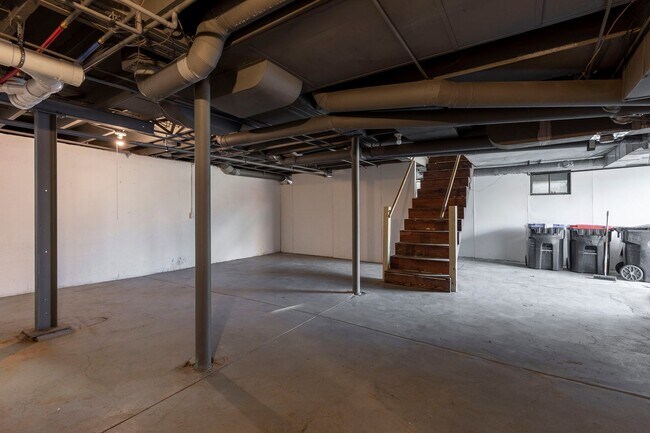 Building Photo - 2144 Lakeside Dr