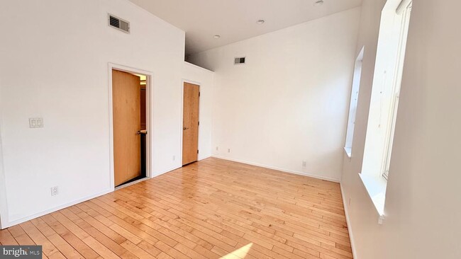 Building Photo - 136 N 3rd St