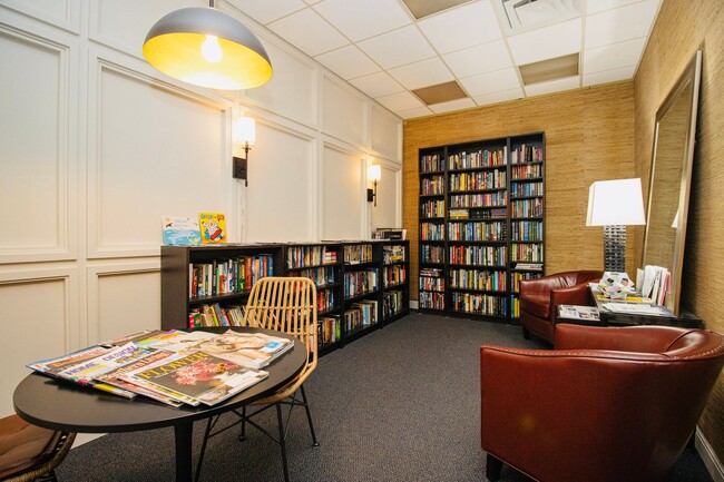 Building Photo - Upscale 1BR/1BA Condo with Balcony & City ...