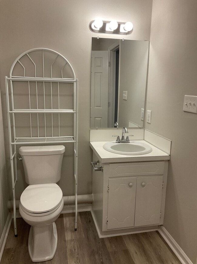 Building Photo - Available Now !! Two bedroom one bath apartment in Gastonia!