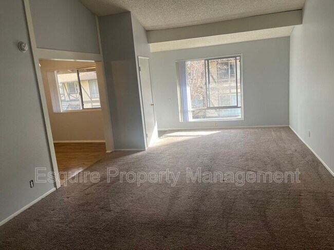 Building Photo - 951 Warwick Ave