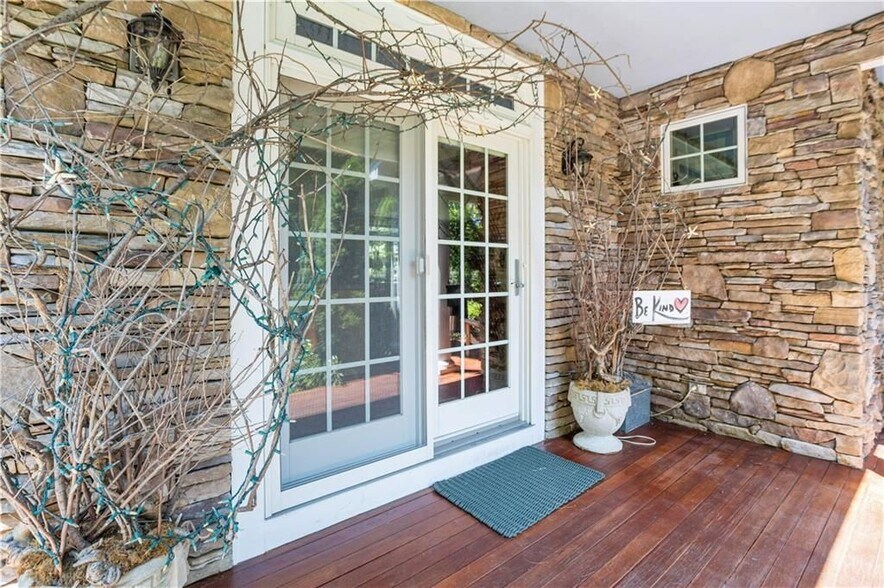 Building Photo - 93 Kickemuit Ave