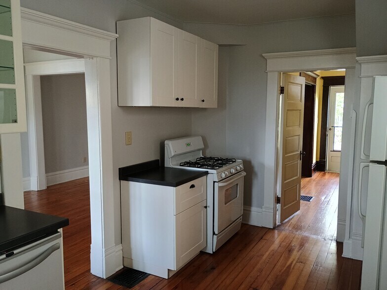 Building Photo - 1361 Hamlet St