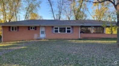 Building Photo - 3-bedroom, 3-bathroom