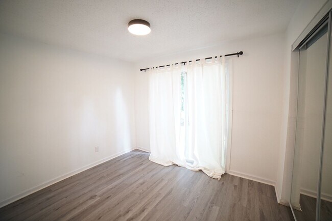 Building Photo - BEAUTIFULLY UPDATED 2 Bed / 1 Bath Condo o...