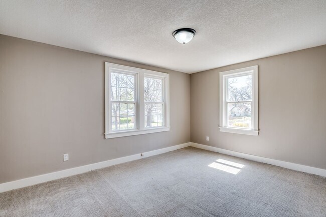 Building Photo - Enchanting 3 Bedroom 1 Bathroom Home Located near Wesley Hospital