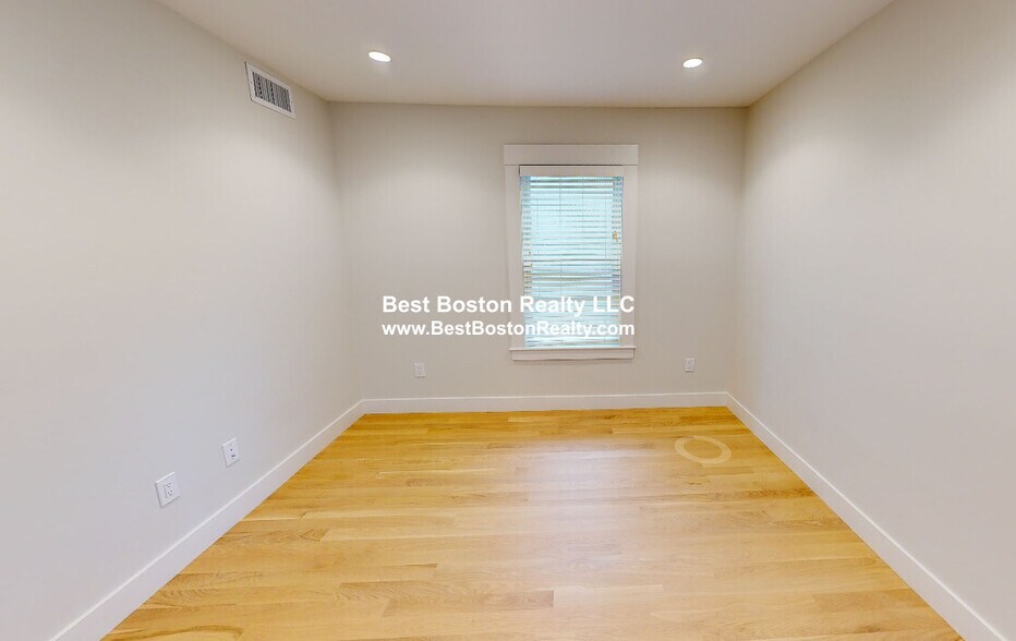 Building Photo - 208-210 Banks St. Unit 2