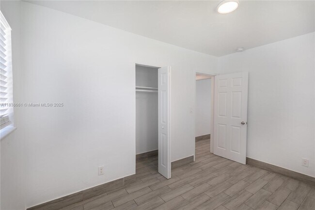 Building Photo - 7010 NW 5th Pl