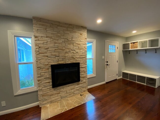 Building Photo - Spacious 3BD Home with Large Backyard, Quartz Counters & 2-Car Garage