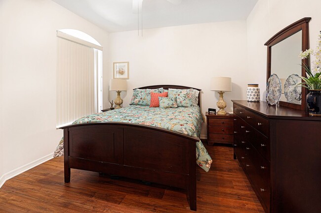 Building Photo - Spacious FURNISHED 3 Bed 2 Bath Condo In P...