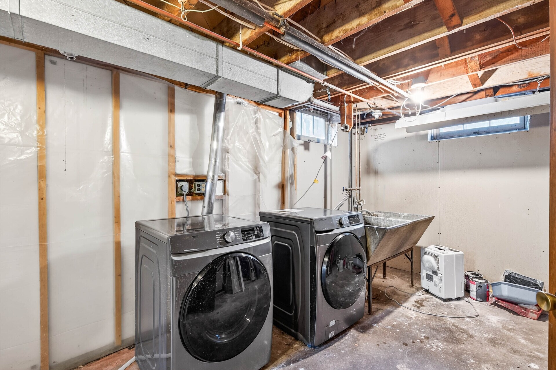 Building Photo - 1049 Sterling St N