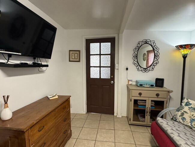 Building Photo - 1 BR 1Ba Furnished Casita with all Utilities Included