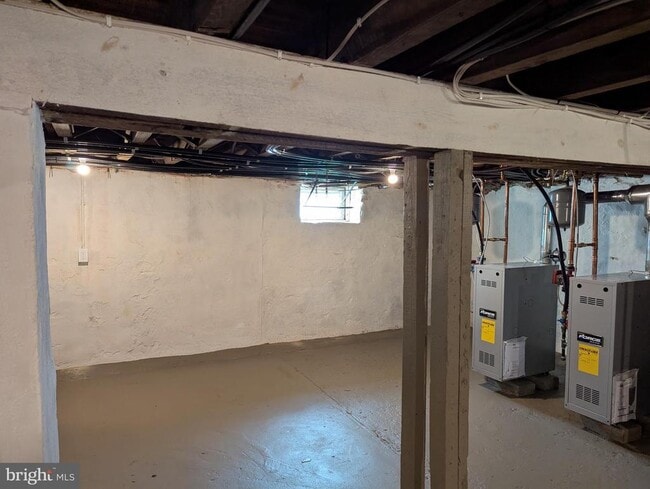 Building Photo - 449 Roslyn Ave