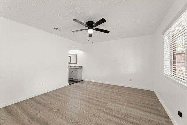 Building Photo - 419 Capehill Dr