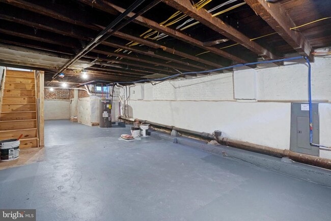 Building Photo - 565 Line St