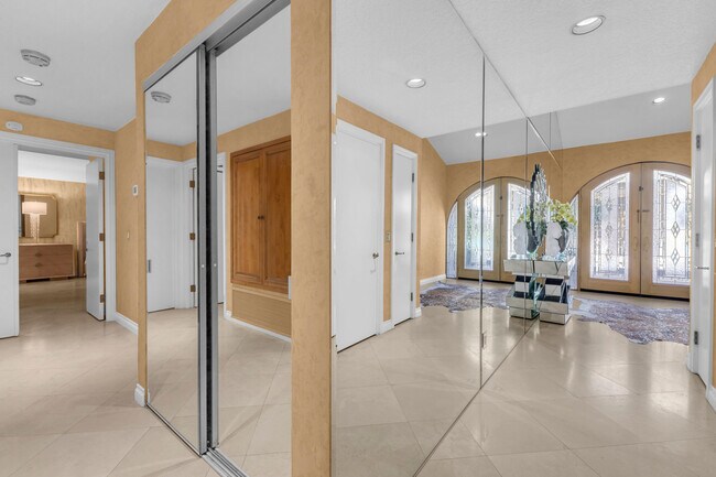 Building Photo - 216 W Kavenish Dr