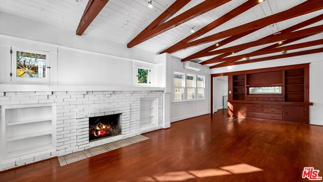 Building Photo - 915 Palms Blvd