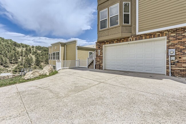 Building Photo - Beautifully maintained town-home in Centra...