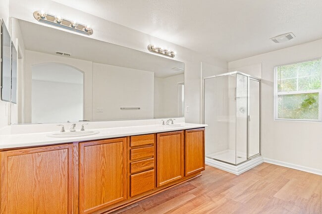Building Photo - Modern 4 Bed Home with Office, AC, Garage,...