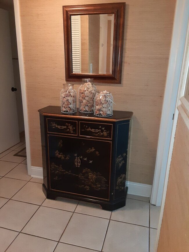 Building Photo - Seasonal/short term ONLY  Nicely renovated 2/2 condo across the street from LIDO BEACH!