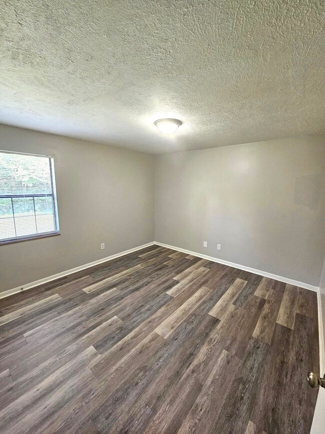 Building Photo - 4510-4510 Hutton Rd