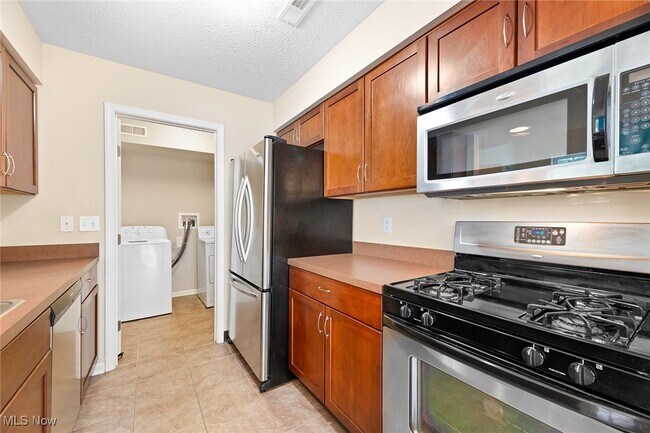 Building Photo - 37 Eastpointe Dr