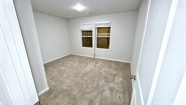 Building Photo - Lovely 4-Bedroom Home Near Ivanhoe Park / ...