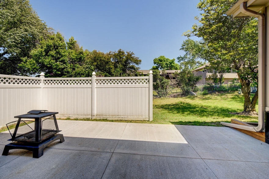 Hosting Patio - 11680 Meredith Ave