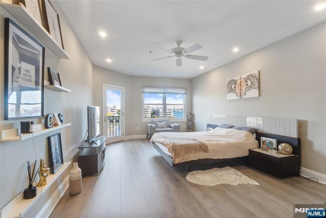 Building Photo - 302 The Promenade