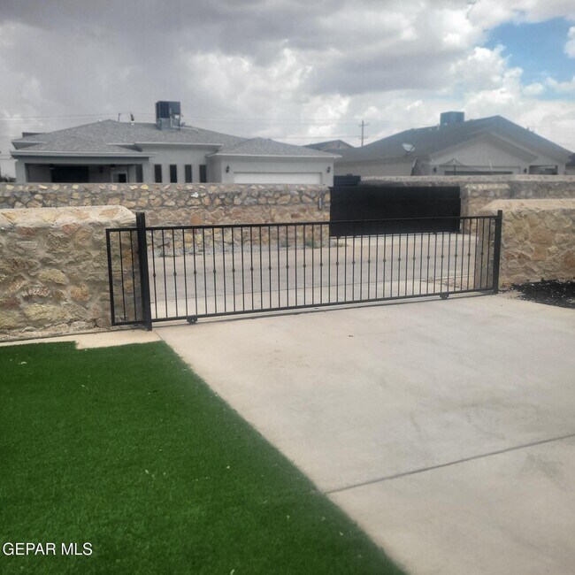 Building Photo - 14901 Tierra Isaiah Ave