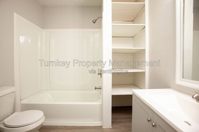Building Photo - 1415 S Cedar St