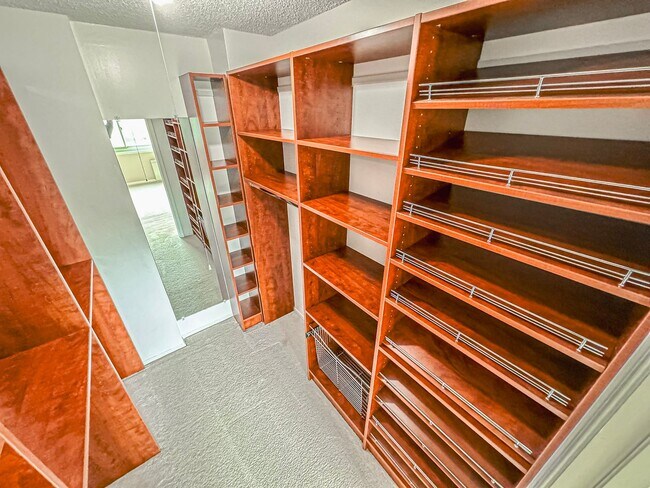 Building Photo - Bright And Spacious 1 Bed 1 Bath Condo Wit...
