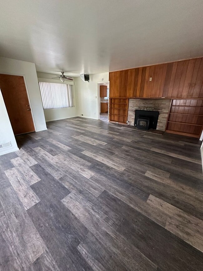 Building Photo - Three bedroom, one bath, downtown Bishop