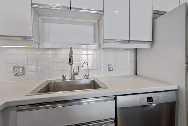 Building Photo - 100 Shearwater Ct E