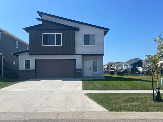 Primary Photo - Single Family Home 4bed/3bath 2 stall garage