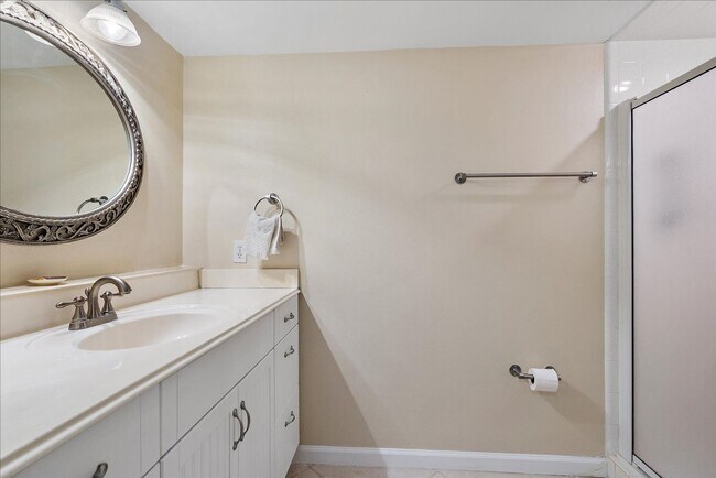 Building Photo - Beautifully updated 2 bed/2 bath located c...