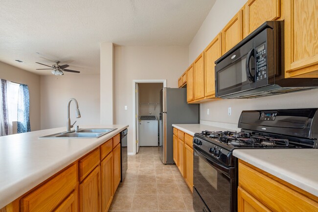 Building Photo - Sweet 2 Bedroom Condo Available Now!