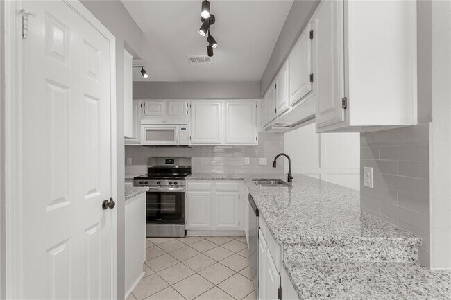 Building Photo - 8402 Pine Shores Dr
