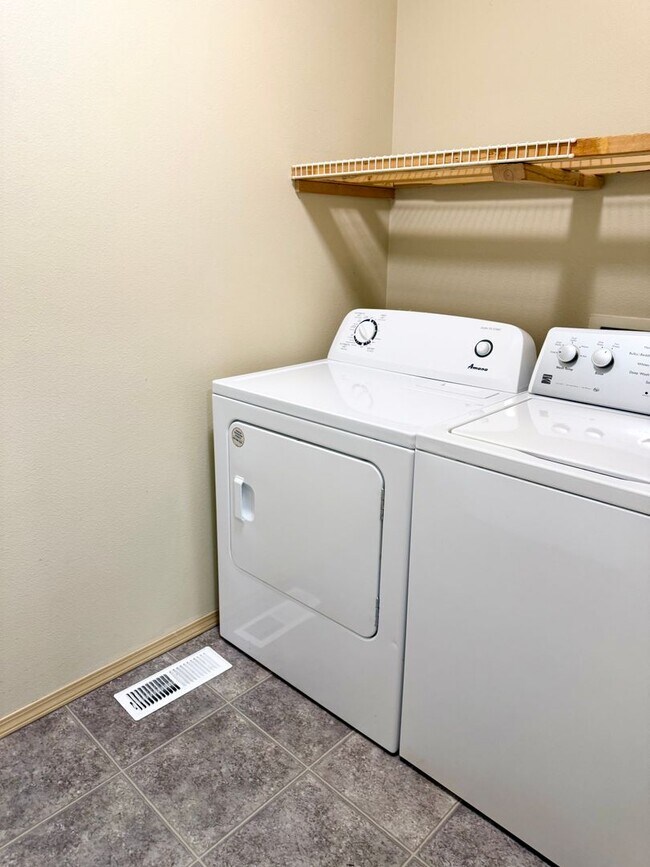 Building Photo - **** Application pending ****