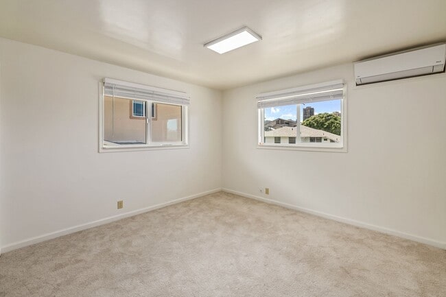 Building Photo - Nuuanu - Renovated 5 bedroom, 2 bath singl...