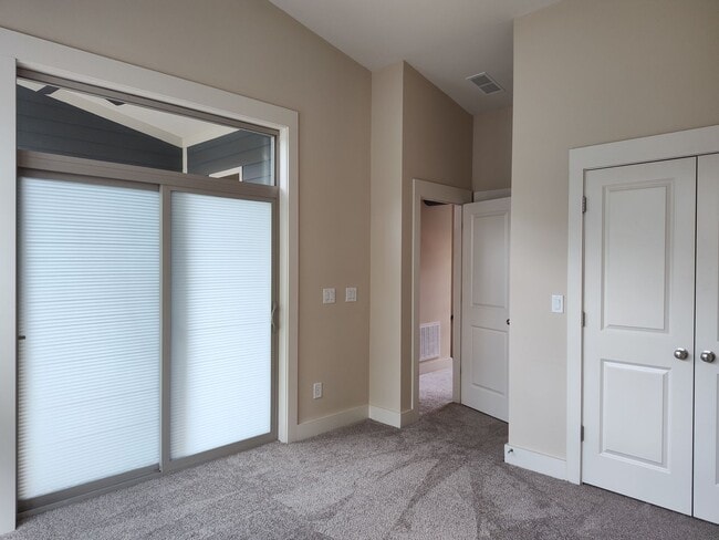Building Photo - Move-In Ready Townhome located in the Stee...
